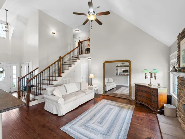 1141 Old Duke Dr, Clarksville, TN 37043