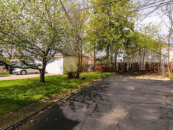 3rd image of 9501 Grand Division Ave