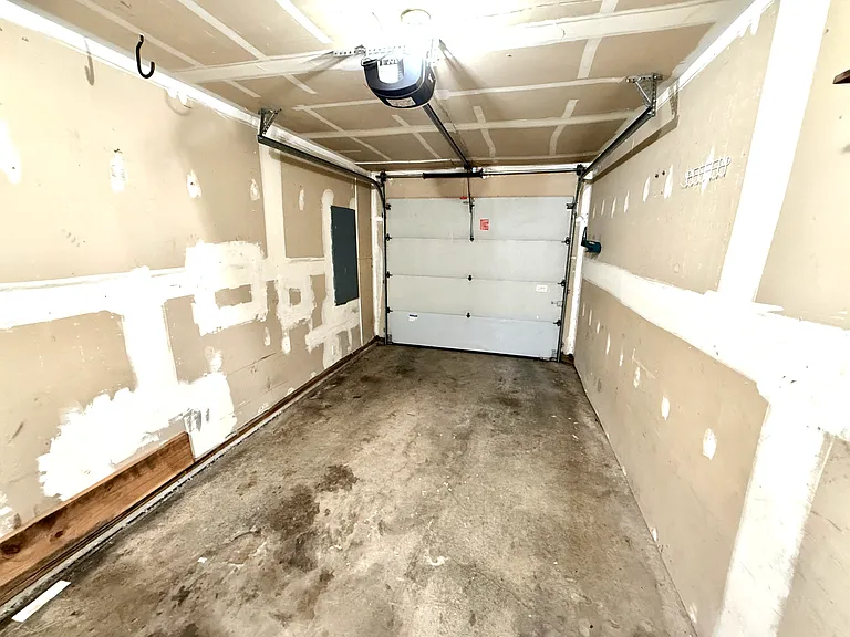 Large Renovated upstairs 2-bed 1-bath (approx. 1347 sq. feet) — Photo 17