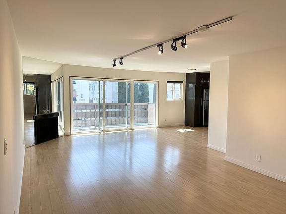 3rd image of 1021 N Crescent Heights Blvd APT 203