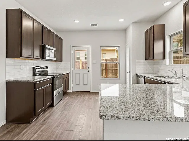 4 bed, 2.5 bath, 2032 sqft, $2,550 — Photo 2