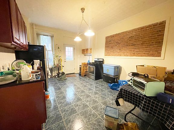 2nd image of 258 Melrose St APT 1R