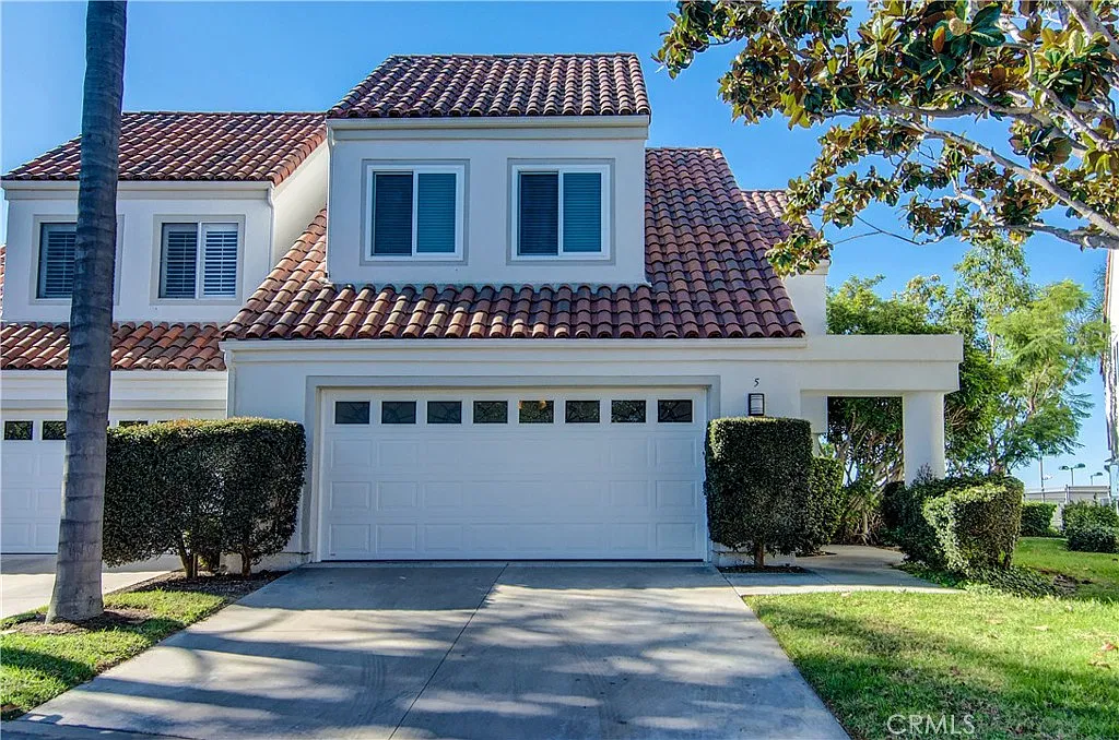 3 bed, 2.5 bath, 2056 sqft, $5,200 — Photo 1