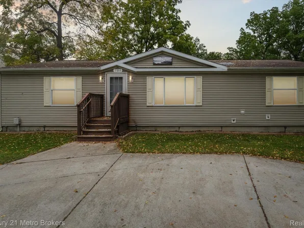 701 S Broad St, Holly, MI 48442