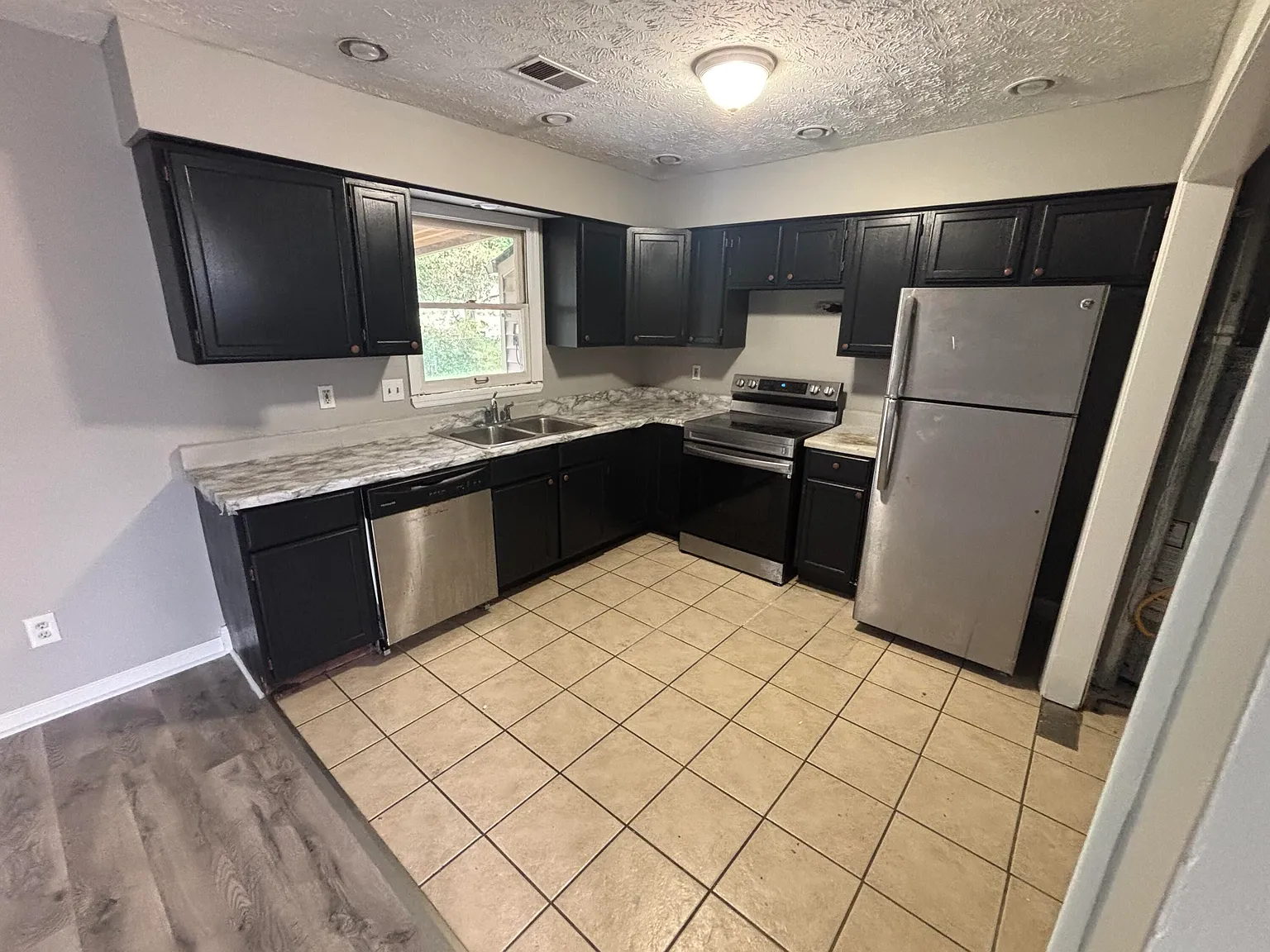 3 bed, 1.0 bath, 1092 sqft, $1,650 — Photo 3
