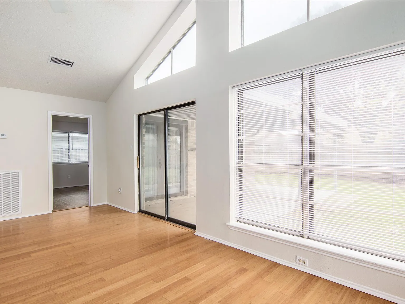 3 bed, 1454 sqft, $2,075 — Photo 3