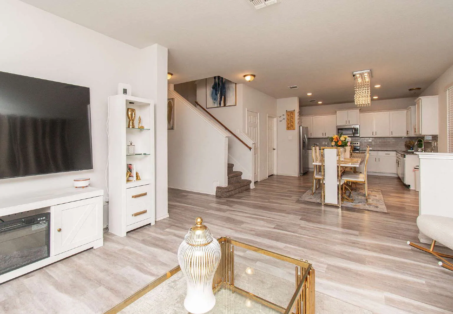 4 bed, 3.0 bath, 2221 sqft, $2,400 — Photo 4