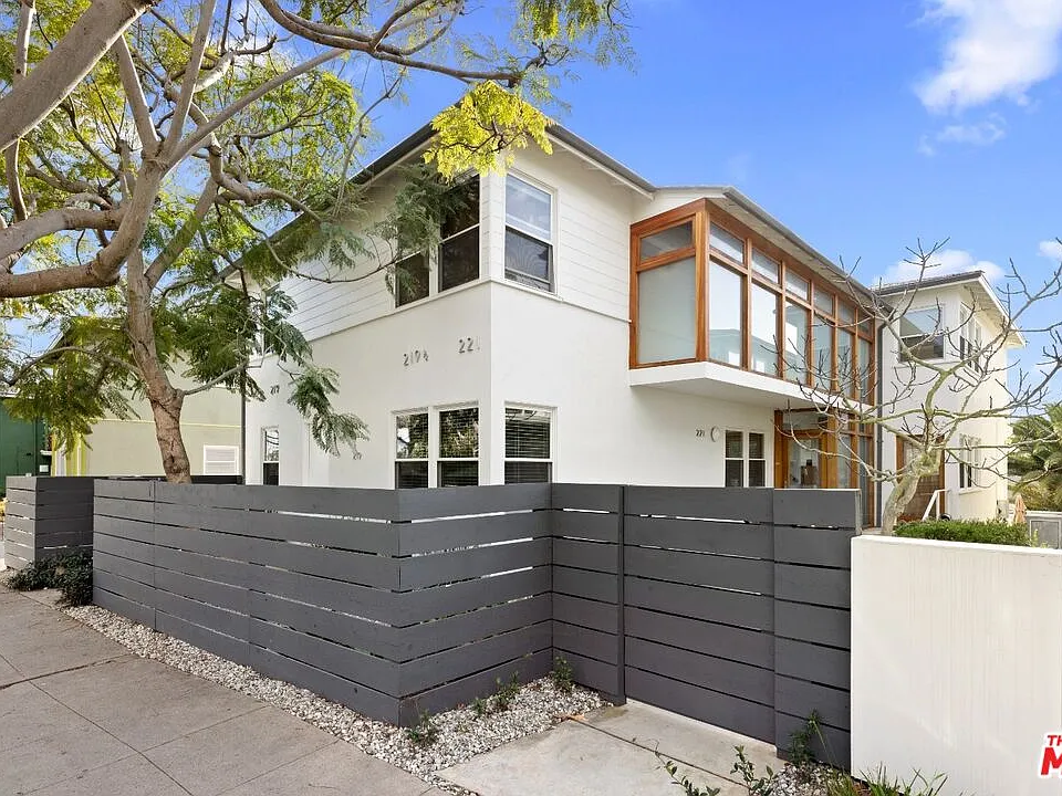 221 3rd Ave