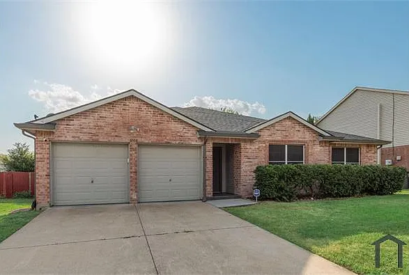 1008 Lake Trail Dr — Photo 2