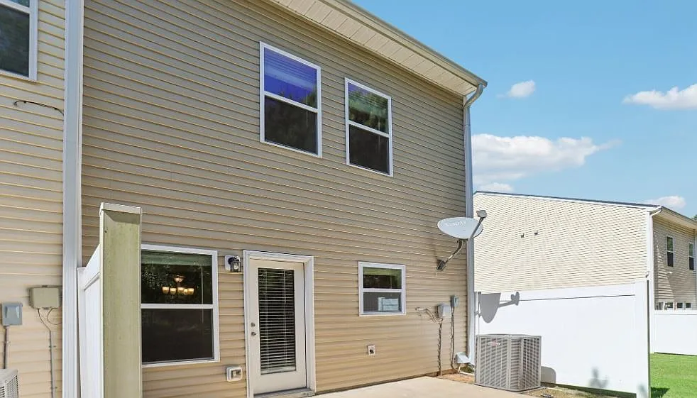 3 bed, 2.5 bath, 1696 sqft, $2,100 — Photo 3