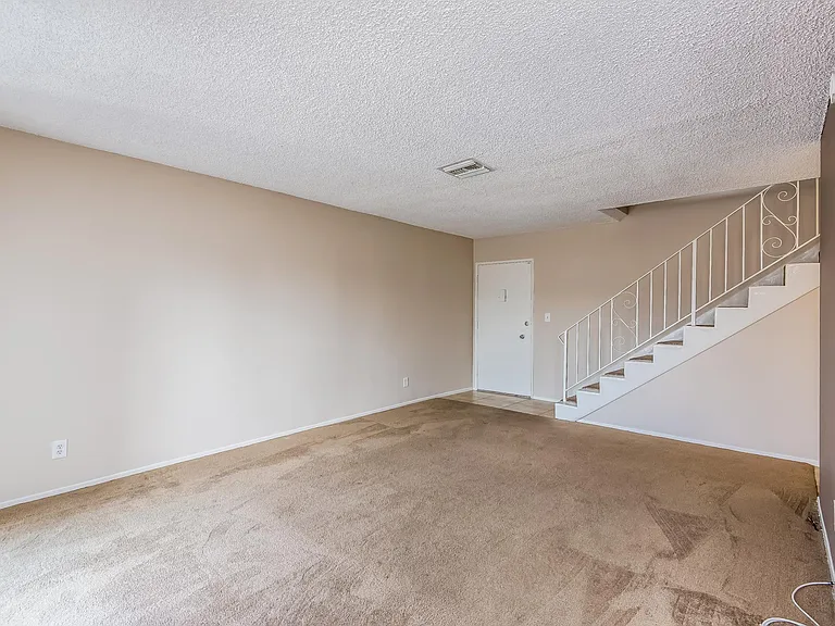 220 E Live Oak St — Photo 7
