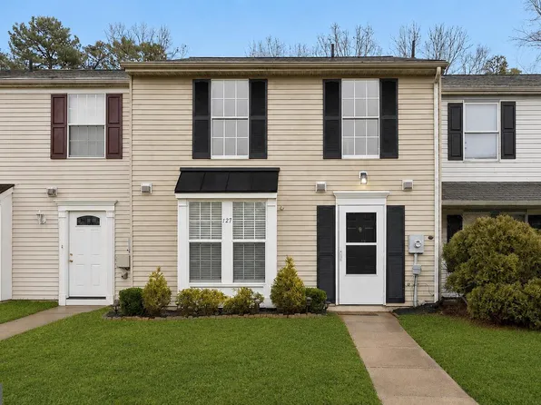 127 Villa Knoll Ct, Sicklerville, NJ 08081