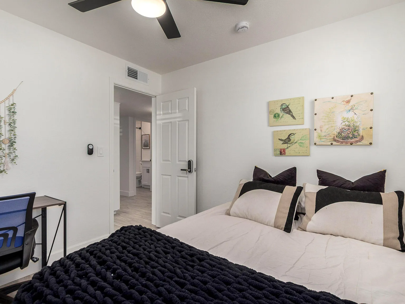 4 bed, 3.0 bath, 2050 sqft, $892 — Photo 2