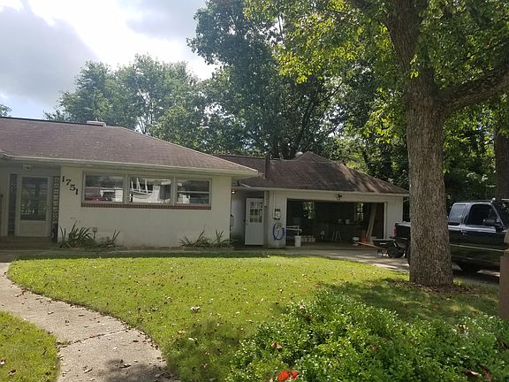 Front of house w/garage