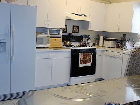 5th image of 318 Davis Ave