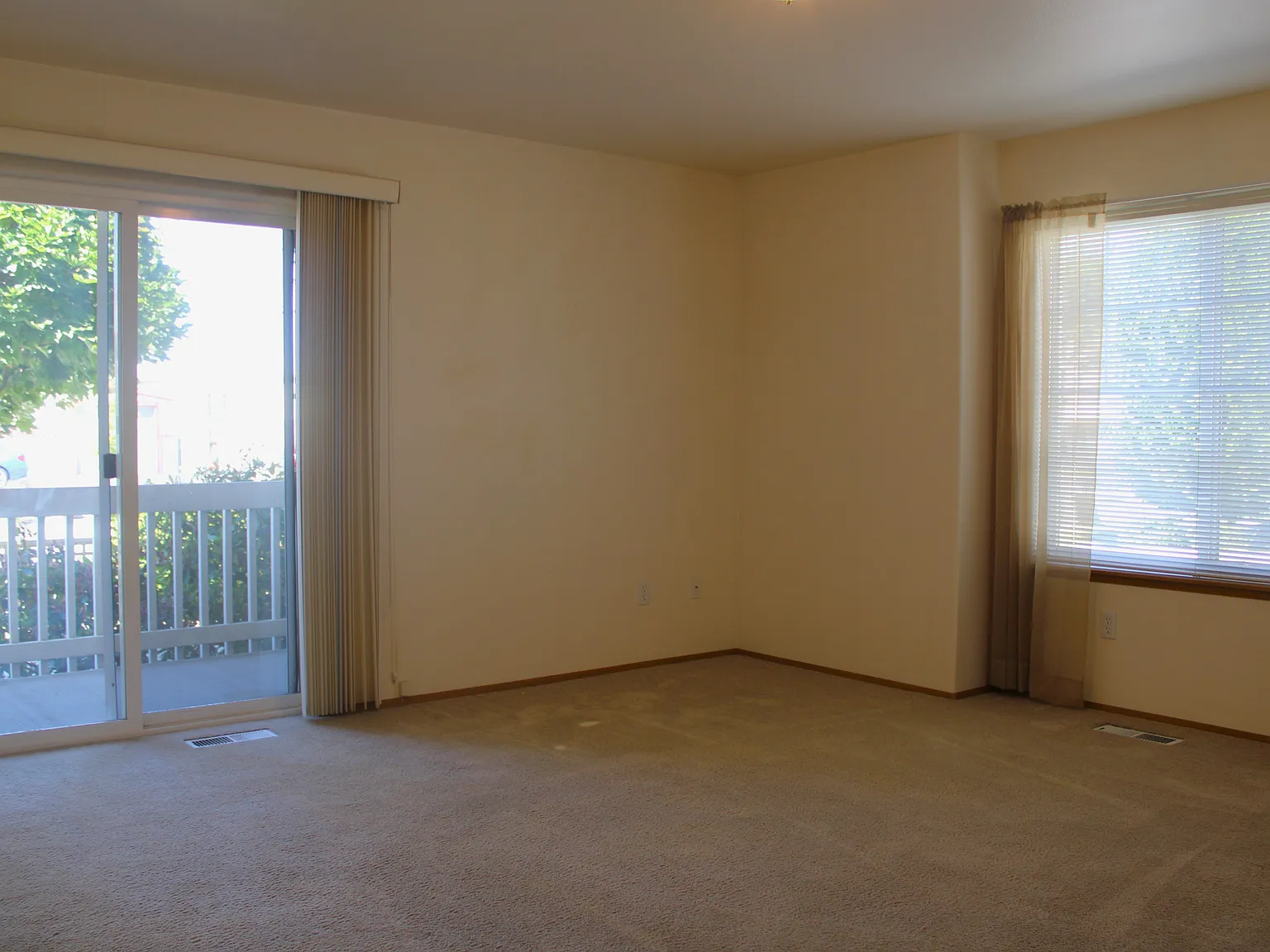 2 bed, 1.5 bath, 1044 sqft, $1,695 — Photo 3