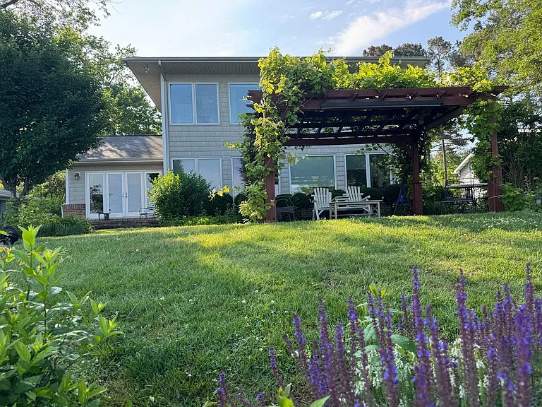 1006 Bayside Dr — Photo 2