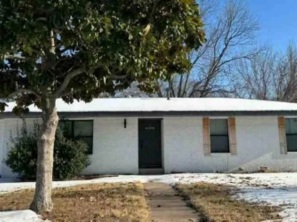 1109 Nugent St, Bowie, TX 76230