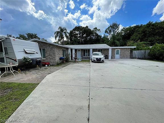 3rd image of 1129 Travis Ave