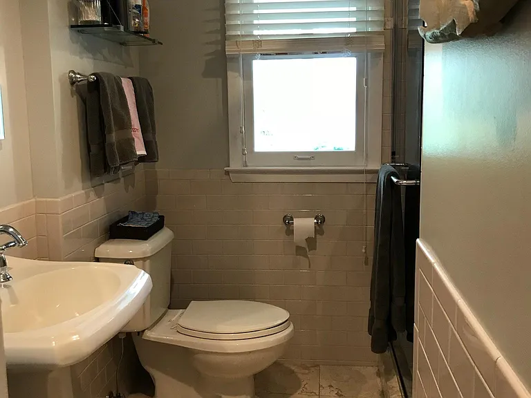 LL Full Bathroom (pre renovation)