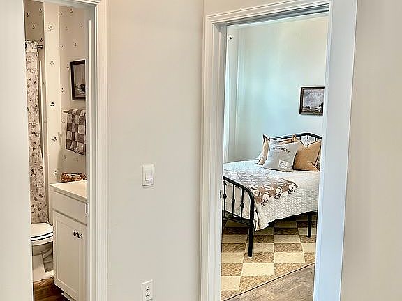 4th image of 215 Watersglen Dr