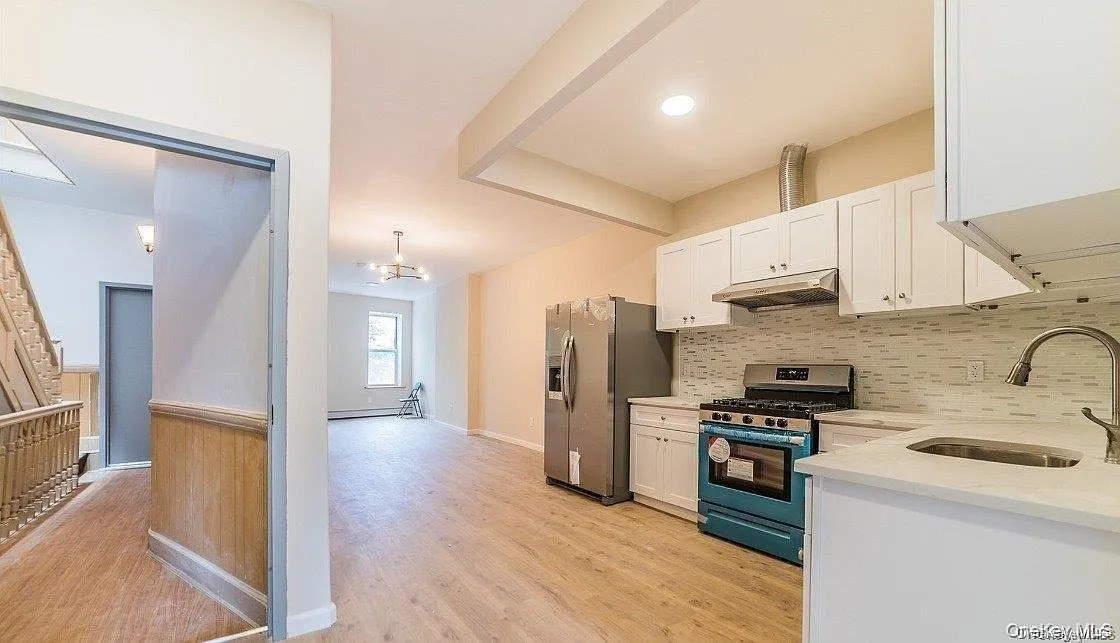 3 bed, 1.0 bath, 1100 sqft, $3,500 — Photo 2