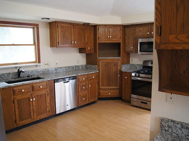 218 E Smith Rd — Photo 7