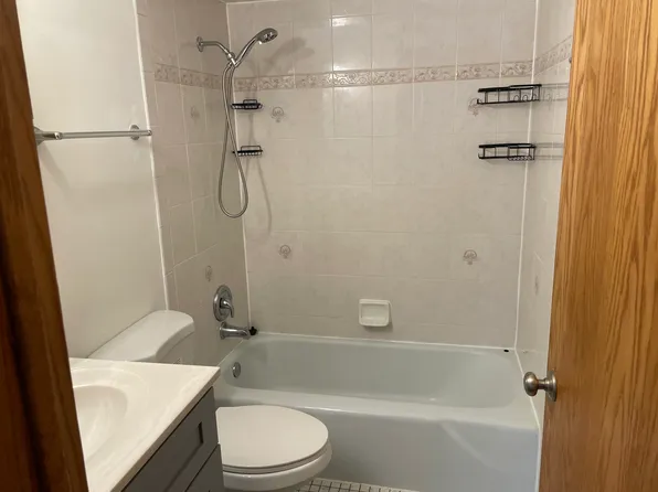 7111 166th St APT 2D, Tinley Park, IL 60477