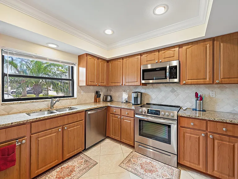 803 Clubhouse Cir — Photo 4