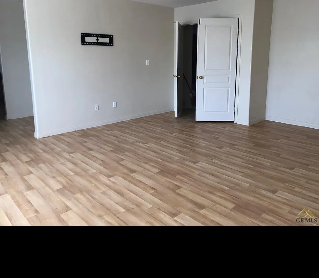 6 bed, 3896 sqft, $4,500 — Photo 2