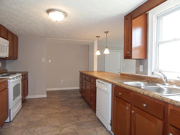 2nd image of 3822 Guinnview Way