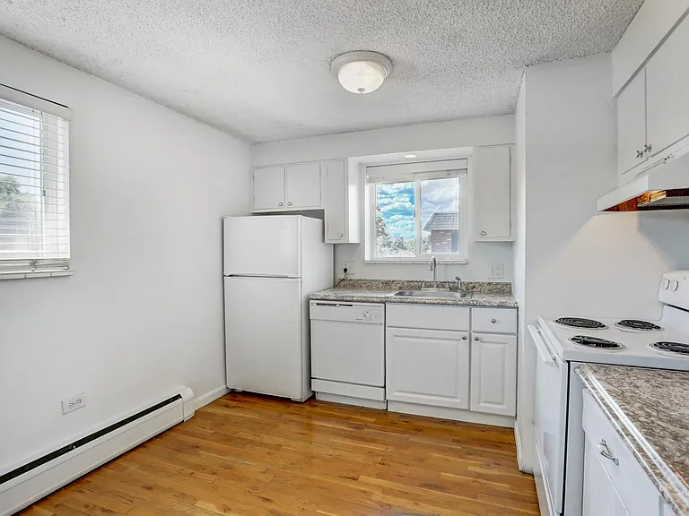 140 S Ogden St — Photo 15