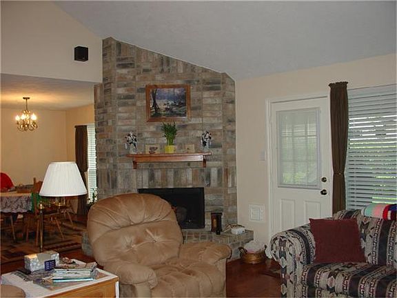 3rd image of 401 Regency Dr