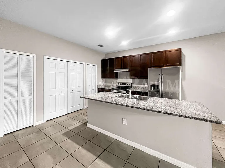 1322 Trafalgar Pkwy — Photo 11