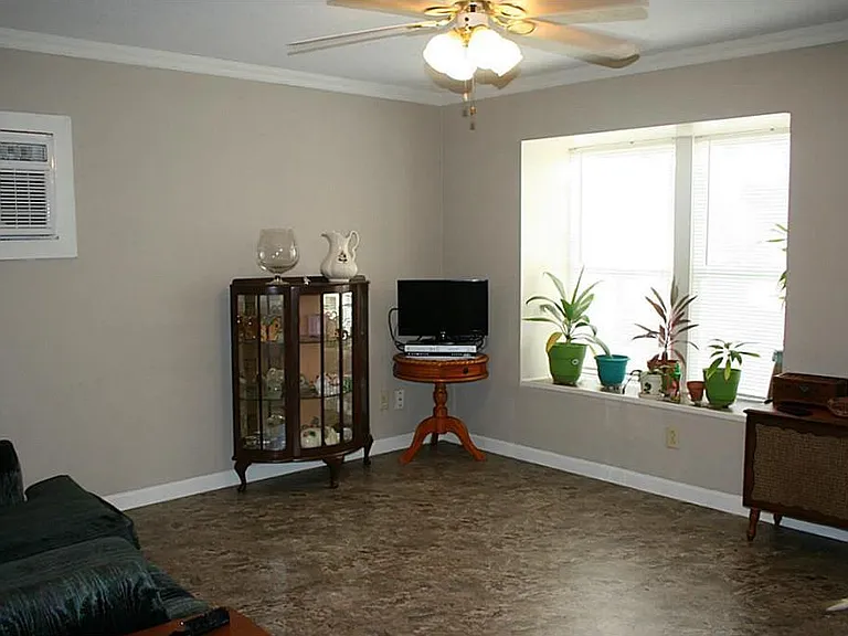 207 S Church St — Photo 3