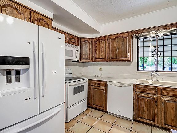 3rd image of 721 Carlisle Blvd SE