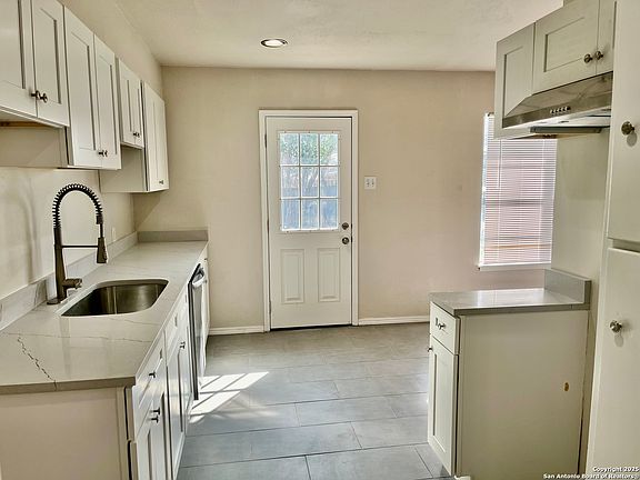 3rd image of 438 Rexford Dr