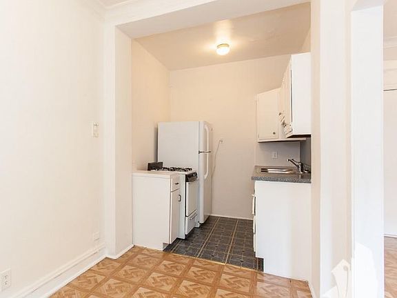 4th image of 4601 N Lincoln Ave #303