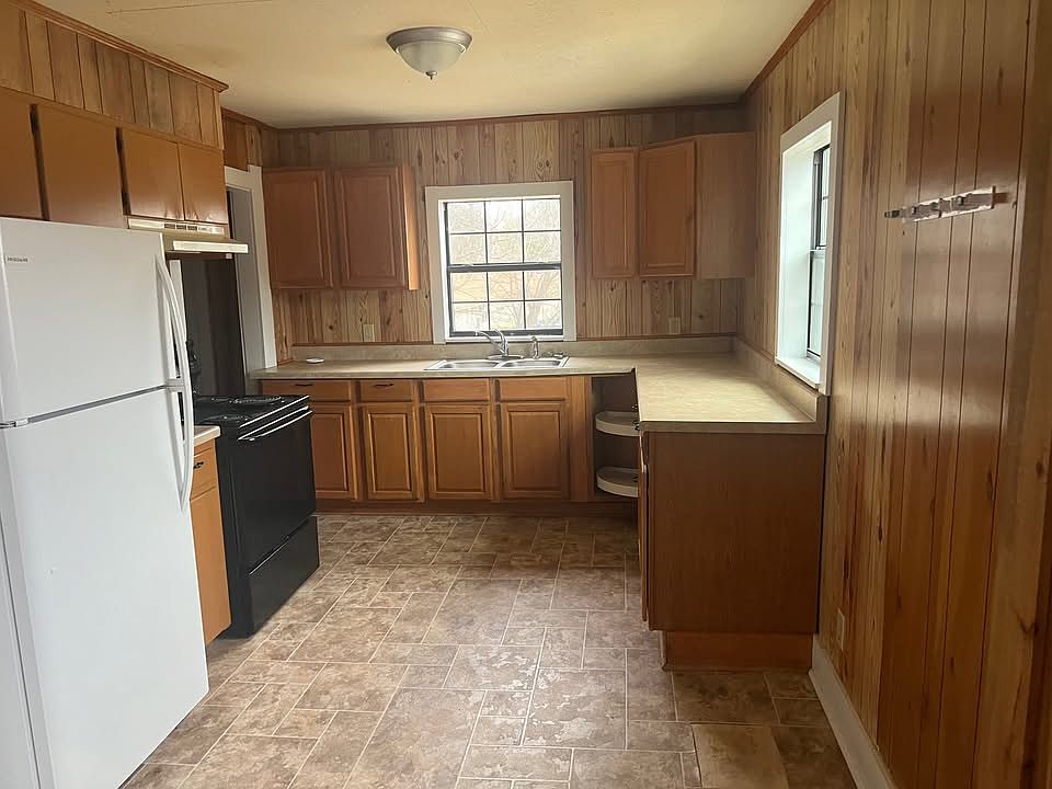 1st image of 202 W 13th St APT 3