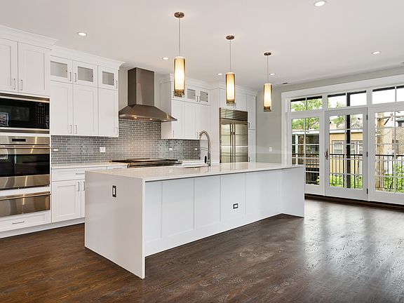 3rd image of 647 W Aldine Ave #Penthouse