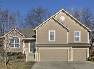 1032 Redwood Ln, Liberty, MO 64068