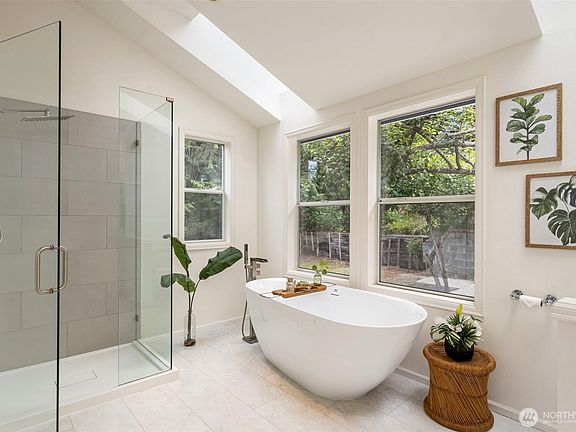 4th image of 4717 NW Black Hawk Court
