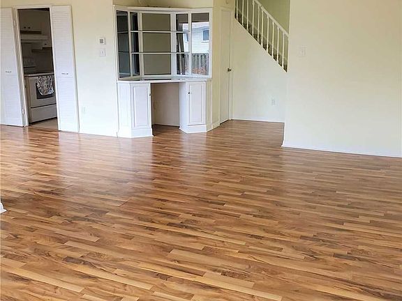 2nd image of 1300 Marlborough Ct #130
