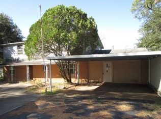 598 Henson St, El Campo, TX 77437