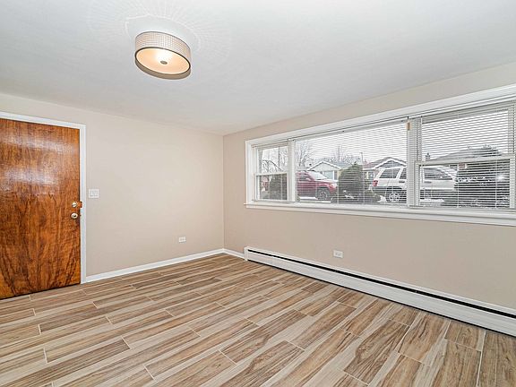 3rd image of 5649 W Montrose Ave #G