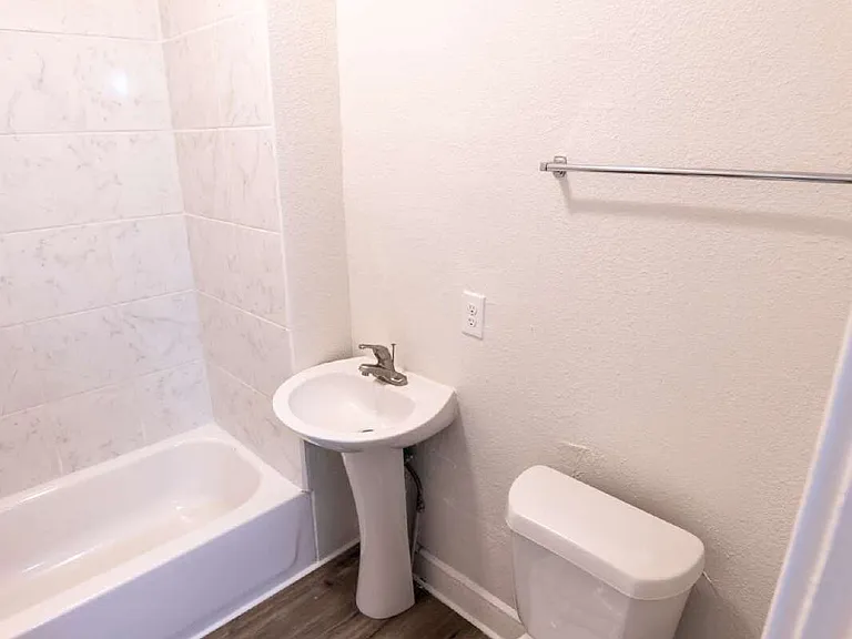 1525 Proctor Ave — Photo 11