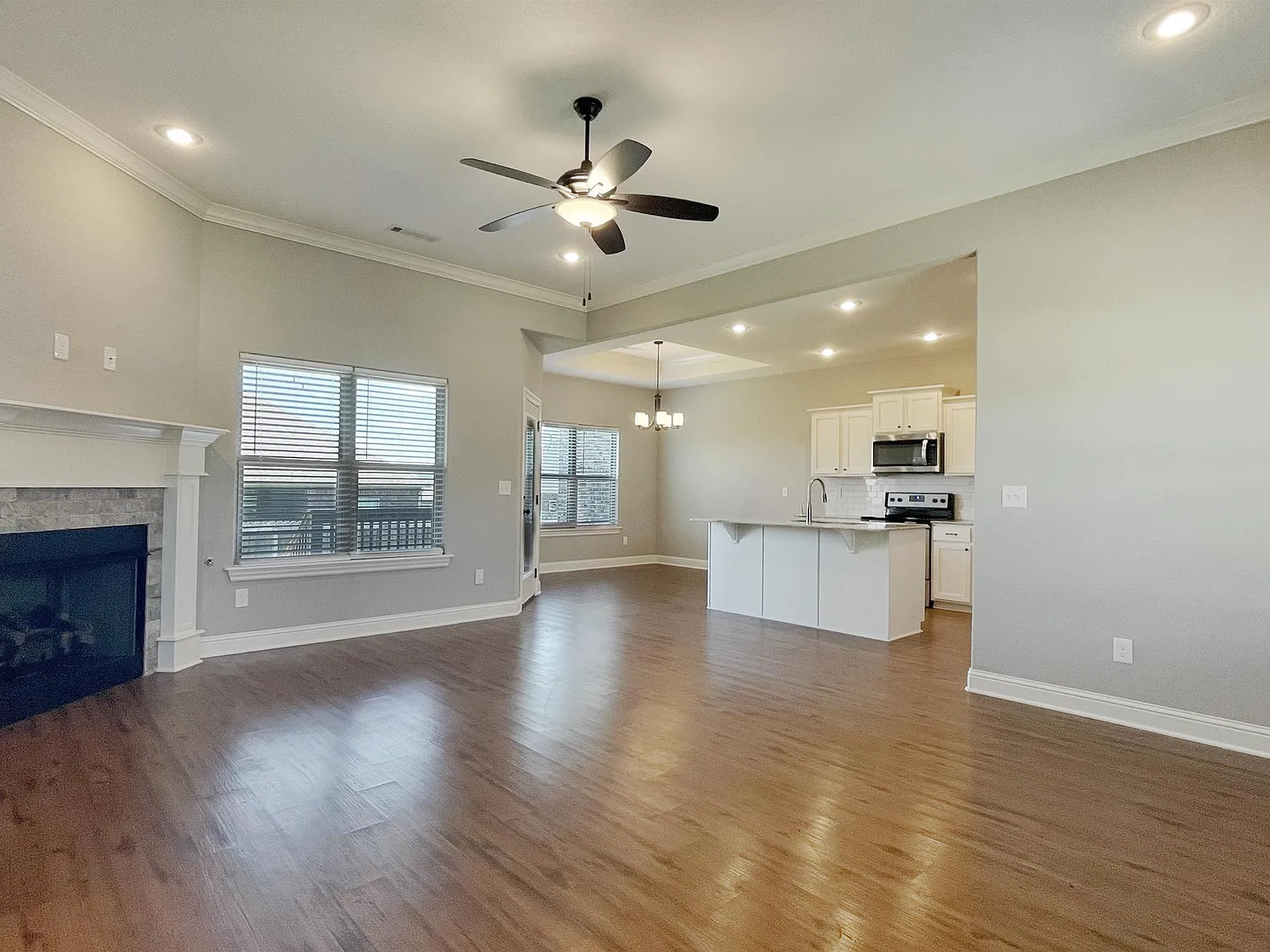 530 Captain Hopkins Street Prairie Grov — Photo 4