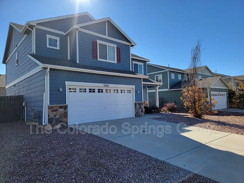3 bed, 2.5 bath, 2570 sqft, $2,400 — Photo 4