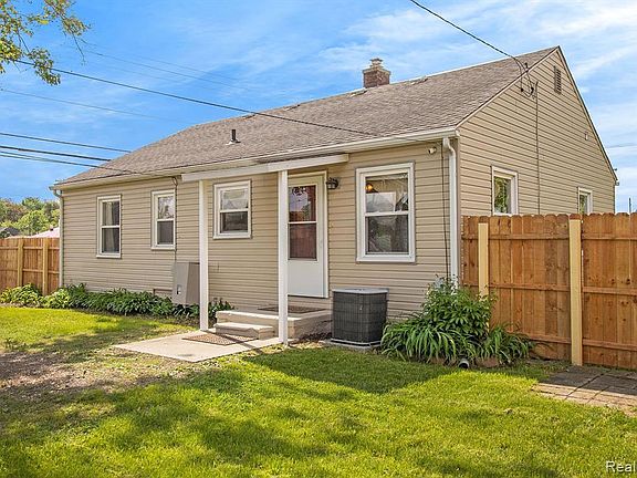 3rd image of 35440 Hazelwood St