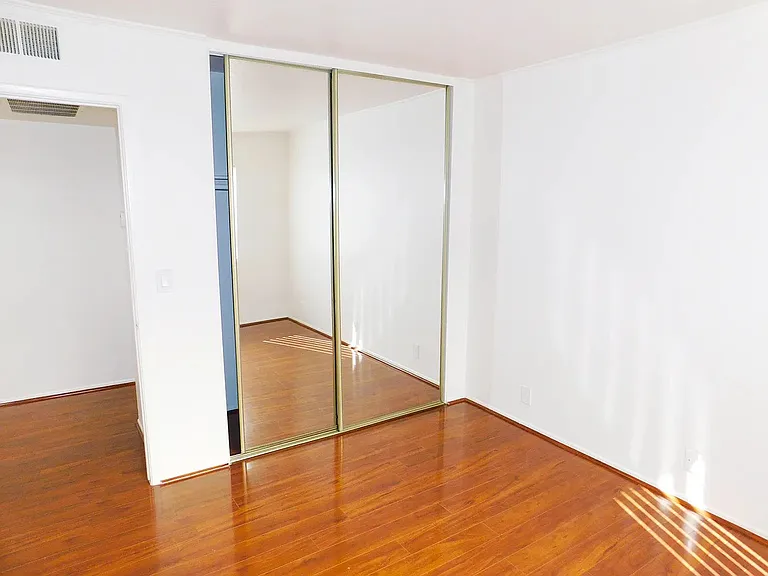 13518 Burbank Blvd — Photo 6